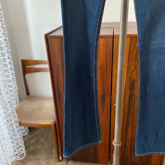 TRUE RELIGION | Tony Low Rise Flare Jeans - Picture 5 of 10